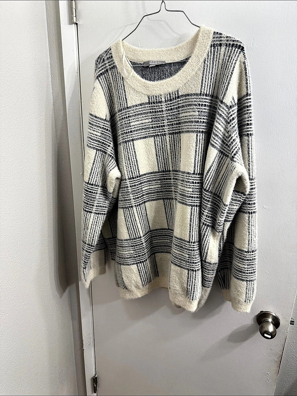 Cyrus Plaid Crew Neck Sweater in Cream & Blue Size 3X
